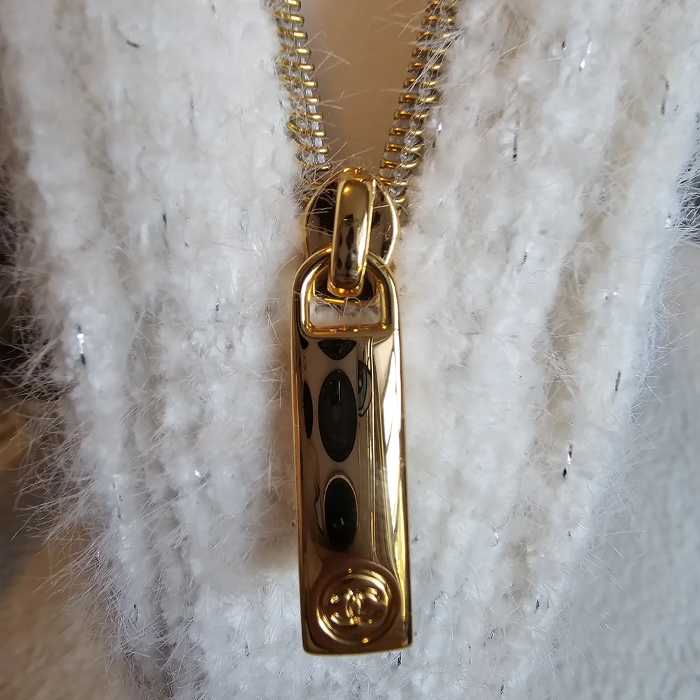 Chanel Beauté White and Gold. - Picture 4 of 5